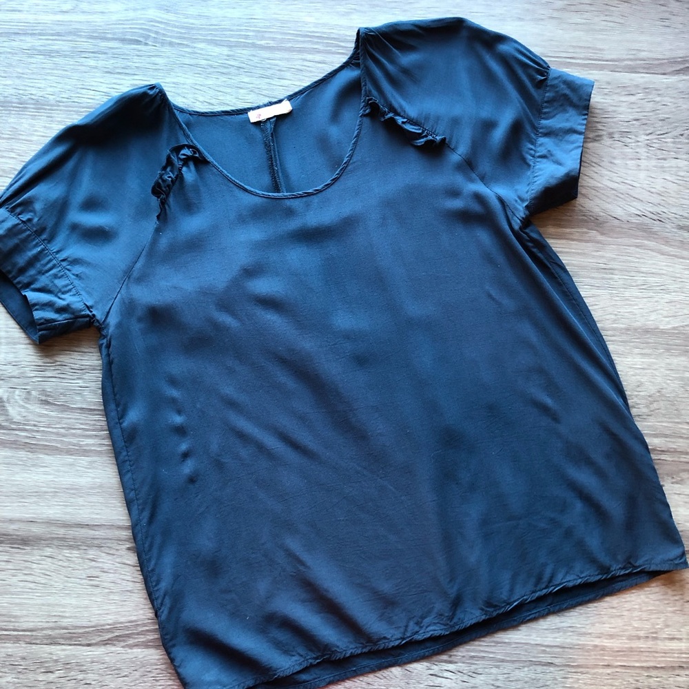 Tulle size large navy short sleeve top